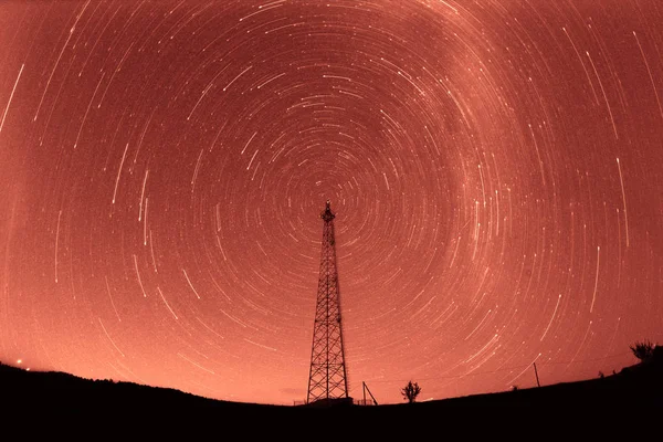 Ein Nächtlicher Ausflug Die Berge Der Nähe Des Mobilen Signalturms — Stockfoto
