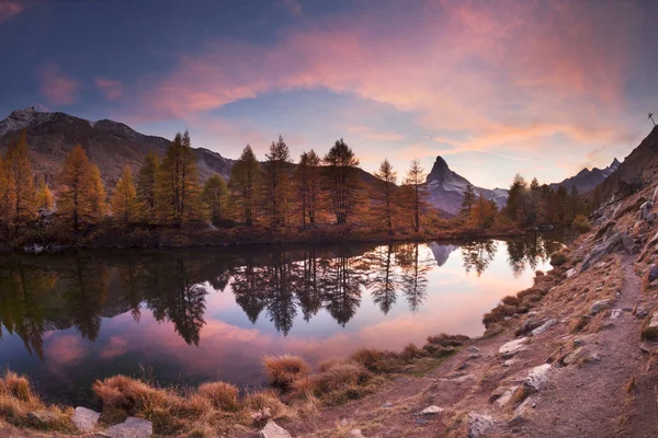 秋天在马特霍恩的背景下 秋天在阿尔卑斯山 山湖清澈的水 Grindjisee 是当地的地标 也是一道明亮美丽的风景 — 图库照片