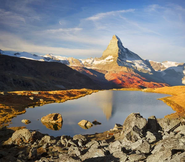 Jesienne Modrzewi Tle Matterhorn Jesienią Alpach Czystej Wody Górskie Jezioro — Zdjęcie stockowe