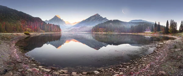 Nad jeziorem Obersee jesienny poranek — Zdjęcie stockowe