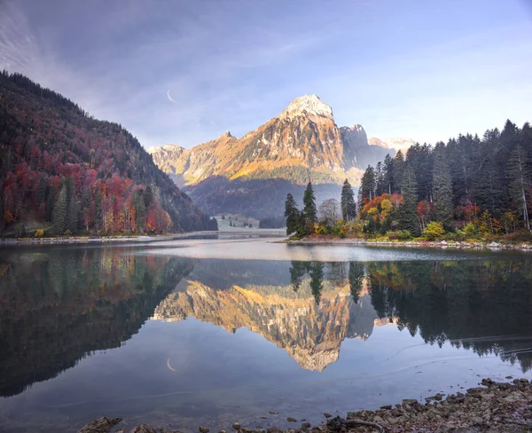 Nad jeziorem Obersee jesienny poranek — Zdjęcie stockowe