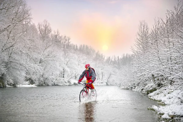 Snowy Вихори Велосипеді Їздити Різдвяних Свят Диких Українська Річка Ураган — стокове фото