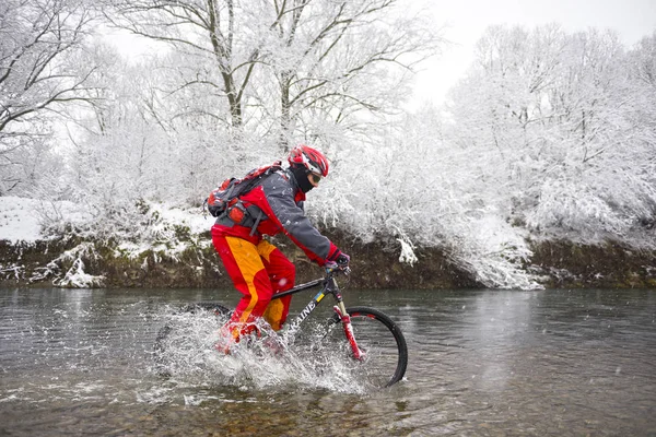 Besneeuwde Wervelwinden Een Fiets Rijden Met Een Vakantie Van Kerstmis — Stockfoto