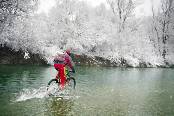 Besneeuwde Wervelwinden Een Fiets Rijden Met Een Vakantie Van Kerstmis — Stockfoto