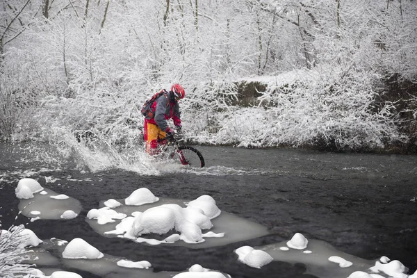 Snowy Trąby Powietrzne Rowerze Jeździć Świętem Bożego Narodzenia Dzikiej Rzeki — Zdjęcie stockowe