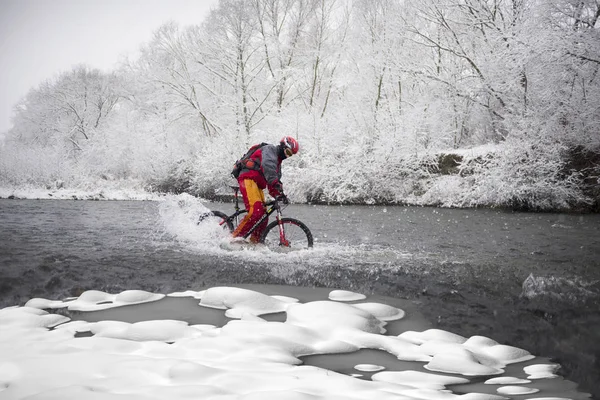 Χιονισμένο Ανεμοστρόβιλοι Ένα Ποδήλατο Βόλτα Τις Χριστουγεννιάτικες Διακοπές Στο Άγριο — Φωτογραφία Αρχείου