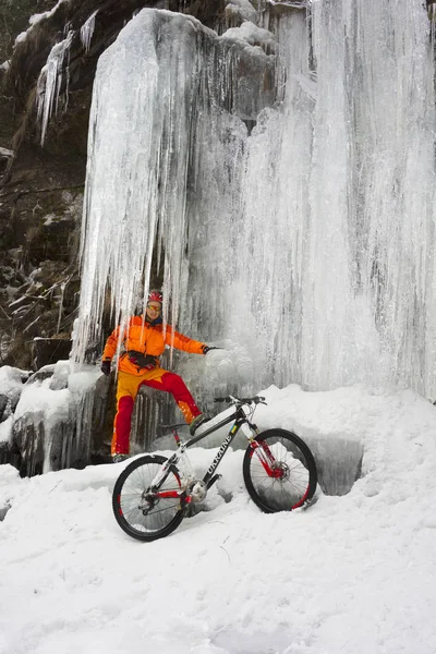 Interessante Escursione Bicicletta Alpinista Atleta Montagna Con Mountain Bike Fibra — Foto Stock