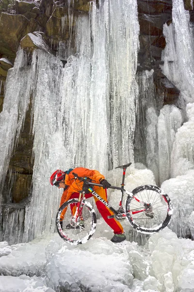 Uma Viagem Bicicleta Interessante Alpinista Atleta Pelas Montanhas Com Uma — Fotografia de Stock