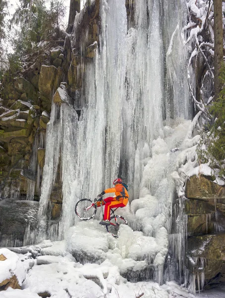 Interesting Bicycle Trip Climber Athlete Mountains Carbon Fiber Mountain Bike — Stock Photo, Image