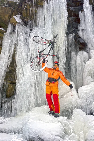 Uma Viagem Bicicleta Interessante Alpinista Atleta Pelas Montanhas Com Uma — Fotografia de Stock