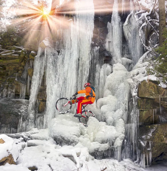 산악인의 흥미로운 자전거 섬유의 자전거와 산맥을 Icefalls 얼음으로 — 스톡 사진