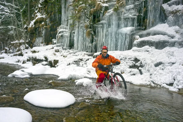 Uma Viagem Bicicleta Interessante Alpinista Atleta Pelas Montanhas Com Uma — Fotografia de Stock