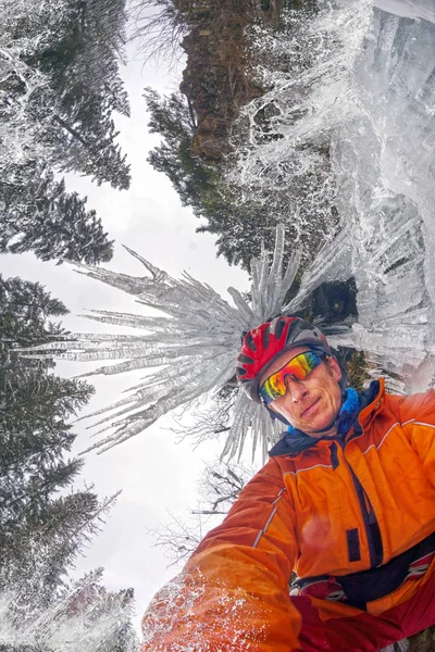 登山家の面白い自転車旅行 Icefalls 巨大な氷で覆われて雪に覆われた氷の峡谷を通過するカーボンファイバー製マウンテン バイク山を通じてアスリート — ストック写真