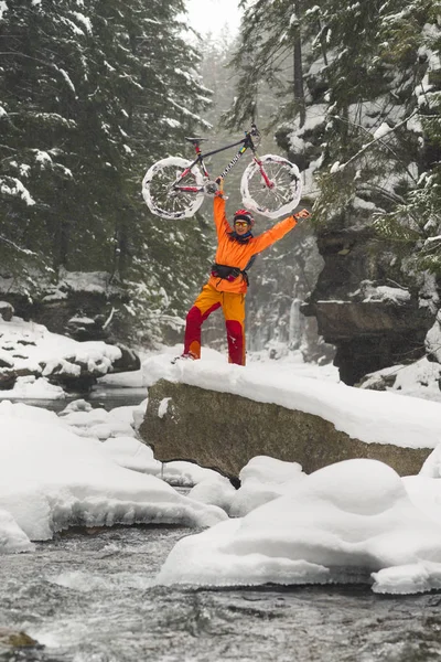 Bir Dağcı Ilginç Bir Bisiklet Gezisi Bir Karla Kaplı Buzlu — Stok fotoğraf