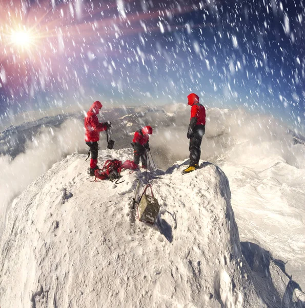 在喀尔巴泰山脉的一场雾蒙蒙的风暴中 一支由欧洲登山者组成的救援队正在训练 在冰岩中救援遇难者 高山山峰上的强霜和大风 — 图库照片