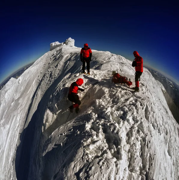 ヨーロッパの登山者の救助隊は カルパチア山脈における黒山霧嵐の中氷の岩での犠牲者の救出にトレーニングです 厳しい霜とアルプス山脈に風 — ストック写真