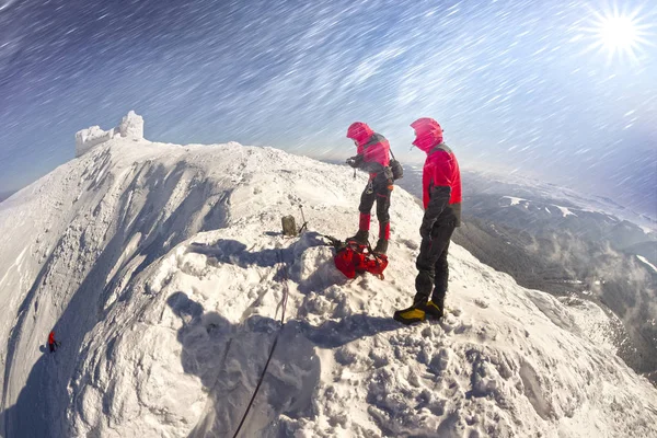 Ein Rettungstrupp Aus Europäischen Bergsteigern Trainiert Die Rettung Der Opfer — Stockfoto