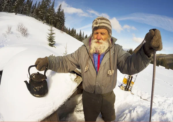 Kıdemli Yaşlı Adam Tırmanma Yaşlı Hiking Cesaret Etkin Yaşlılar Kış — Stok fotoğraf