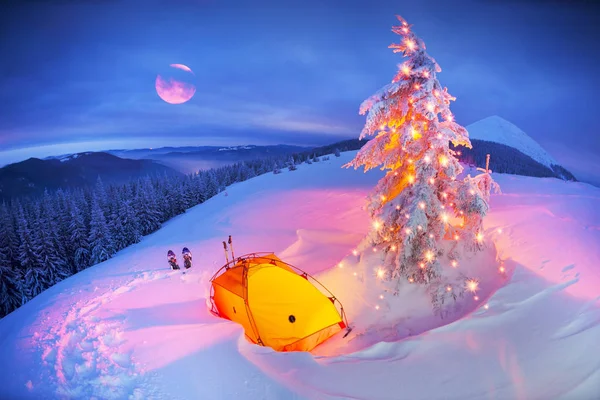 穿越冬季高山森林在乌克兰的野生山区摄影艺术家登山旅游设备 强大的灯笼幻想把冬天的森林变成一个童话 — 图库照片