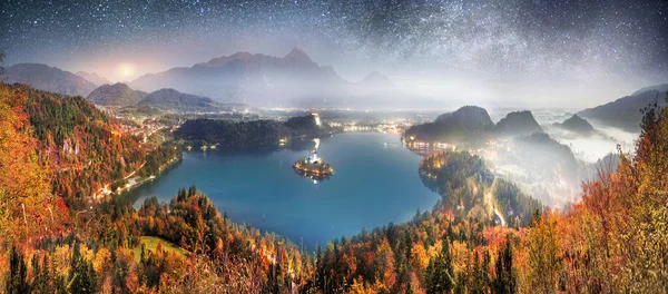 Vista Nocturna Ciudad Bled Con Una Pintoresca Isla Entre Lago — Foto de Stock