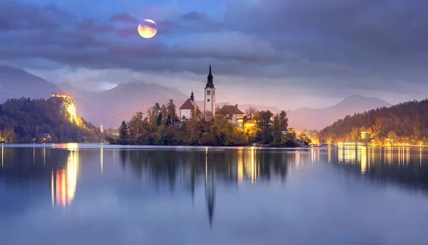 Vista Nocturna Ciudad Bled Con Una Pintoresca Isla Entre Lago — Foto de Stock