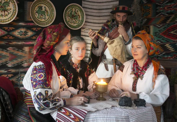 Ucranianos Hutsuls Nos Cárpatos Tradicionais Trajes Antigos Ornamentos Que Por — Fotografia de Stock