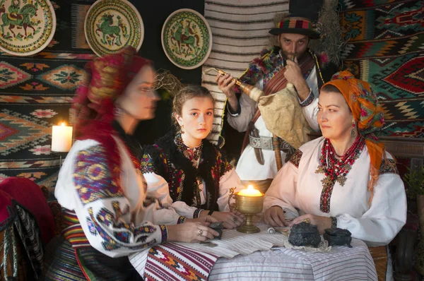 Ucranianos Hutsuls Nos Cárpatos Tradicionais Trajes Antigos Ornamentos Que Por — Fotografia de Stock