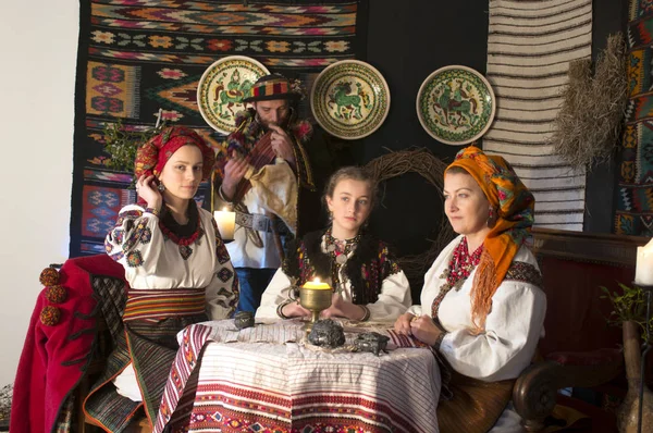 Ukrajinci Huculové Žijícími Karpatech Tradičních Starověkých Kostýmech Ozdoby Vykazující Více — Stock fotografie