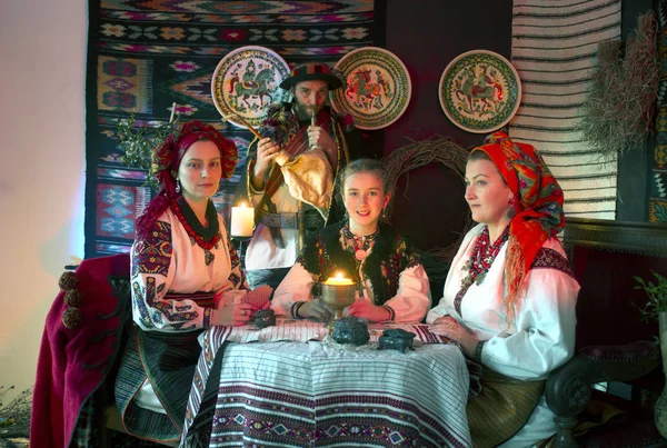 Ucranianos Hutsuls Nos Cárpatos Tradicionais Trajes Antigos Ornamentos Que Por — Fotografia de Stock