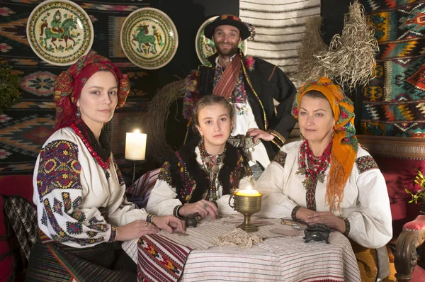 Ucranianos Hutsuls Nos Cárpatos Tradicionais Trajes Antigos Ornamentos Que Por — Fotografia de Stock