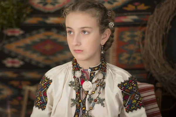 伝統的な古代衣装飾りは 百年以上の寿命を示し ウクライナのスラヴ人の祖先の文化のカルパチア山脈におけるウクライナ人 Hutsuls — ストック写真