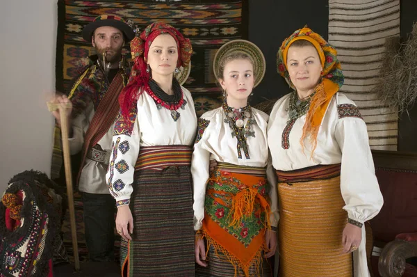 Ucranianos Hutsuls Nos Cárpatos Tradicionais Trajes Antigos Ornamentos Que Por — Fotografia de Stock