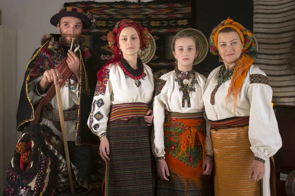 乌克兰人在喀尔巴泰人穿着传统的古代服饰饰品 一百多年来展示了我们的乌克兰斯拉夫人祖先的生活和文化 — 图库照片