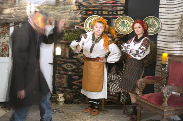 Ucranianos Hutsuls Nos Cárpatos Tradicionais Trajes Antigos Ornamentos Que Por — Fotografia de Stock