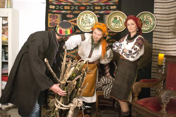 Ucranianos Hutsuls Nos Cárpatos Tradicionais Trajes Antigos Ornamentos Que Por — Fotografia de Stock