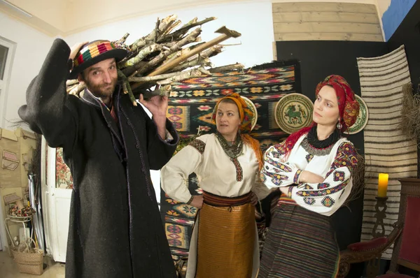 Ucranianos Hutsuls Nos Cárpatos Tradicionais Trajes Antigos Ornamentos Que Por — Fotografia de Stock