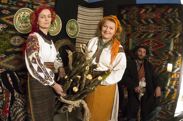 Ucranianos Hutsuls Nos Cárpatos Tradicionais Trajes Antigos Ornamentos Que Por — Fotografia de Stock