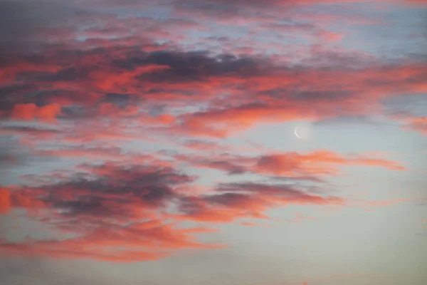 日没と日の出の美しい赤い雲と同時に若い月の東には非常にロマンチックな光景は 仕事のための美しい背景 — ストック写真