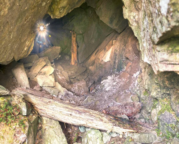 Στο Βράχο Ορεινούς Όγκους Των Αλπικών Κορυφών Υπάρχουν Μικρές Σπηλιές — Φωτογραφία Αρχείου