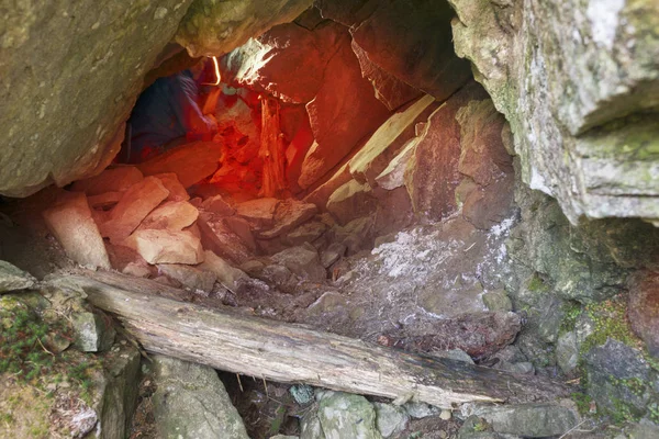 Los Macizos Rocosos Picos Alpinos Hay Pequeñas Cuevas Que Fueron —  Fotos de Stock