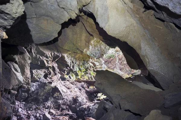 Los Macizos Rocosos Picos Alpinos Hay Pequeñas Cuevas Que Fueron —  Fotos de Stock