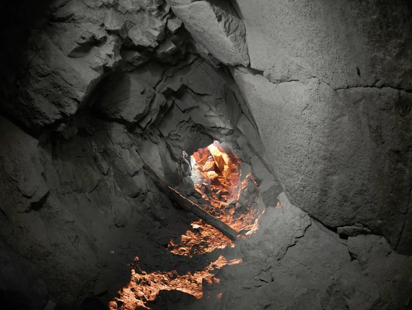 Rock Bergsmassiven Alpina Toppar Finns Det Små Grottor Som Användes — Stockfoto