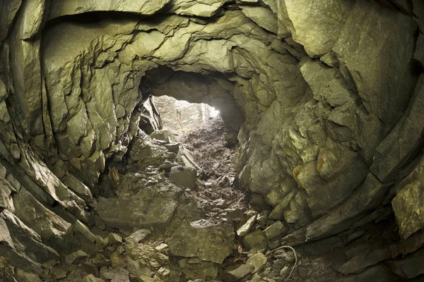 Rock Bergsmassiven Alpina Toppar Finns Det Små Grottor Som Användes — Stockfoto