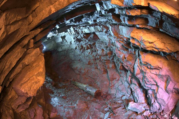Στο Βράχο Ορεινούς Όγκους Των Αλπικών Κορυφών Υπάρχουν Μικρές Σπηλιές — Φωτογραφία Αρχείου