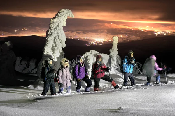 新年の夜山観光客は深夜 で新年の上部を満たすために Goverla の山に登る パスは危険な非常に興味深い — ストック写真