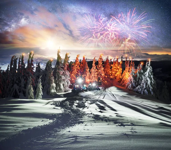 Noche Año Nuevo Los Turistas Montaña Suben Montaña Goverla Para —  Fotos de Stock