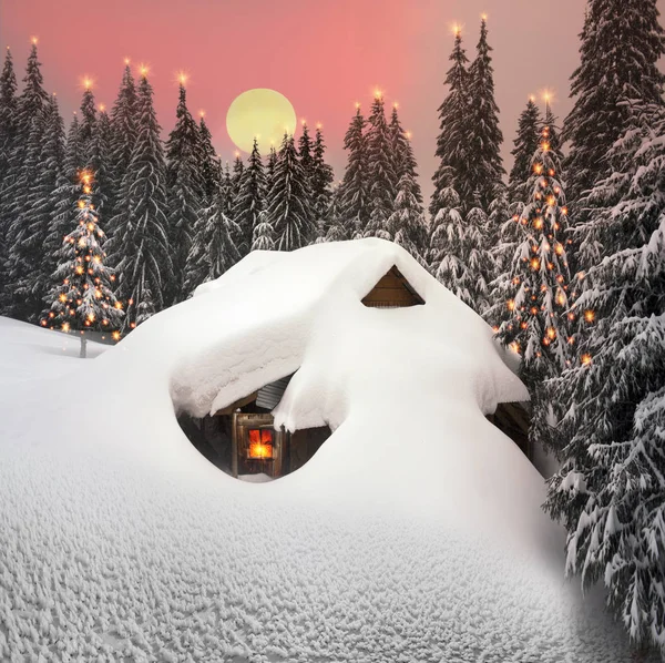 为游客在冬天的山木收容所和一个夏天家为牧羊人在乌克兰的高山之下 Goverla 覆盖了雪象雪崩到屋顶 — 图库照片
