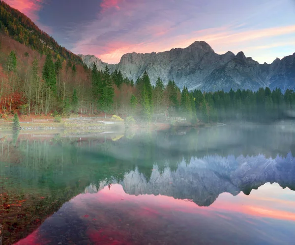 Красочный Осенний Вид Озеро Фузине Утренняя Сцена Юлианских Альп Пиком — стоковое фото