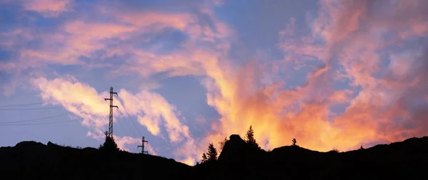 Pôr Sol Uma Nuvem Fogo Fundo Falésias Alpinas Onde Uma — Fotografia de Stock