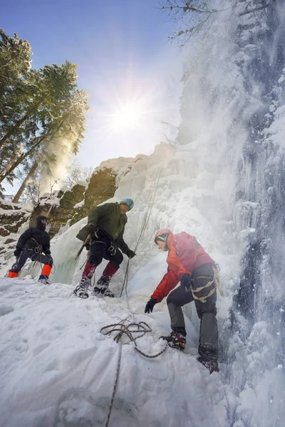 アルプスに氷河氷河遠征に行く前に Manyava ウクライナ カルパティア山脈で冷凍の有名な Manyavsky の滝にアスリートのトレーニング — ストック写真